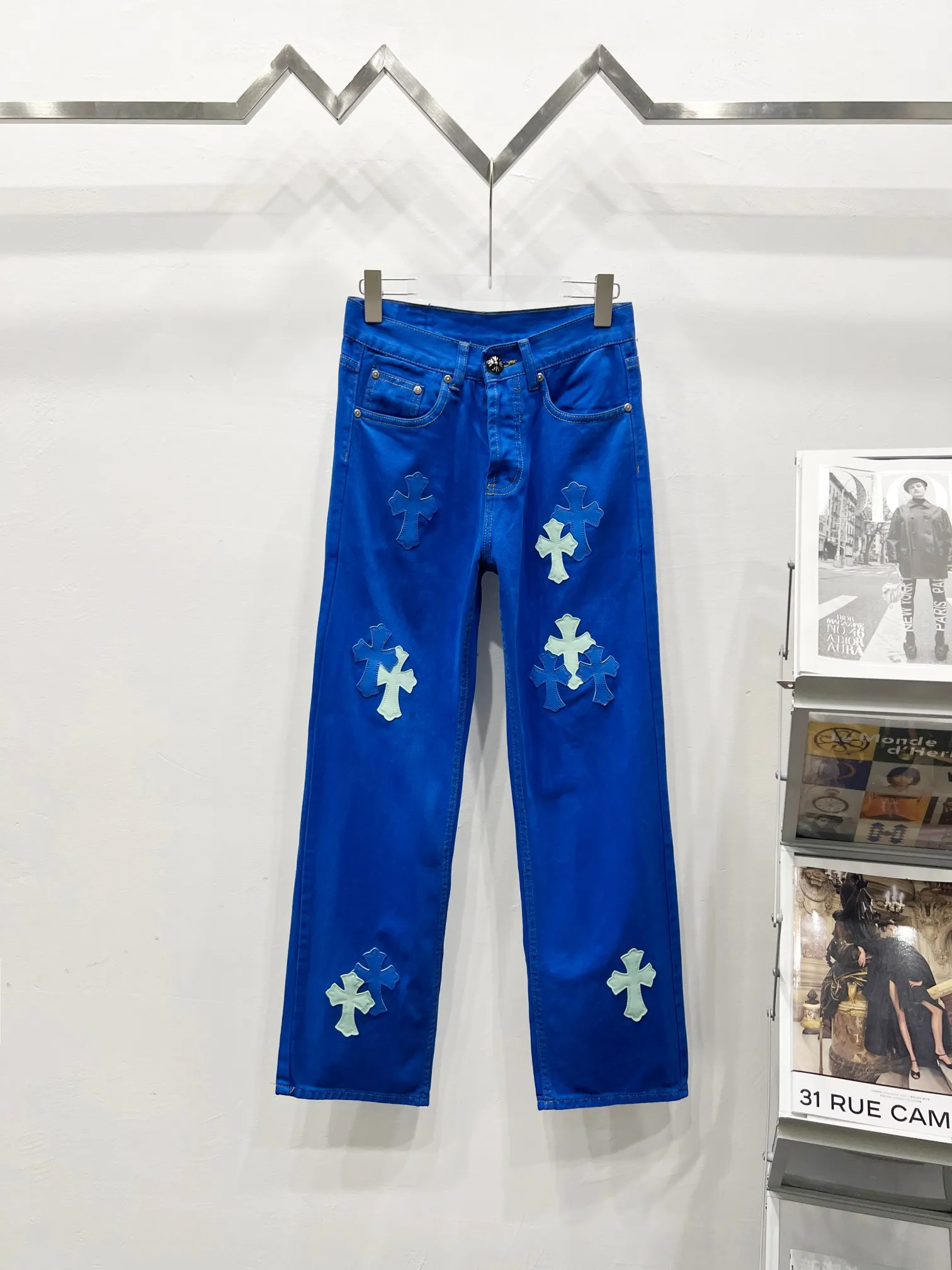 P270 Style number: (C002) Chrome hearts CH co-branded Drak Miami blue jeans exude uninhibited personality and unique charm. Every wear and tear is carefully designed to present a unique artistic feel. Made of imported denim fabric, which has undergone heavy industrial washing and destruction treatment, the trousers show a super cool effect on the upper body, allowing you to dominate the fashion stage.  This is more than just a pair of jeans, it is an expression of attitude. With its unique design concept and ultimate pursuit of details, Croxin breaks traditional boundaries and defines the jeans trend in the new era. The trousers are made of double-layer woven fabric with customized hardware. Italian-made special cowhide is printed and cut. Custom-made sheepskin three-layer thick-line leather. The entire body is spliced ​​in heavy water washing. Craftsmen hand-splash ink. You can see the details. Three-dimensional cutting version. Loose and comfortable, not flattering. Makes you taller and slimmer. Factory quality control. Same style for men and women. Can be matched with couples. Versatile recommendation. Must-have jeans for all seasons. Color: blue Size: 28-30-32-34